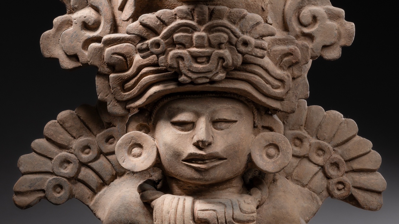 Détail du visage d'une urne figurative des Zapotèques du Mexique