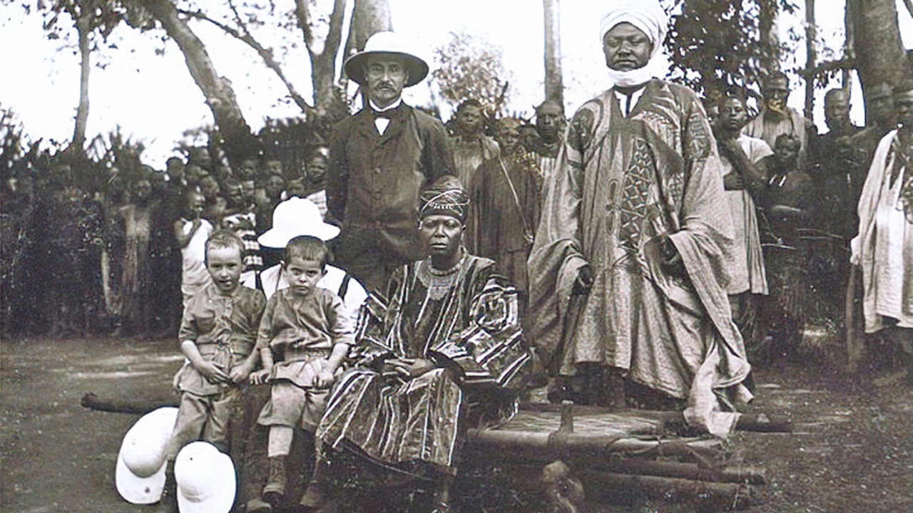 Historisches Gruppenfoto: Martin Göhring, Sultan Ibrahim Njoya (beide stehend) mit den Göhring-Söhnen Fonyonga und Njoya neben Königinmutter Njapundunke; von den Söhnen verdeckt zu sehen ist Margarete Göhring-Kalmbach.