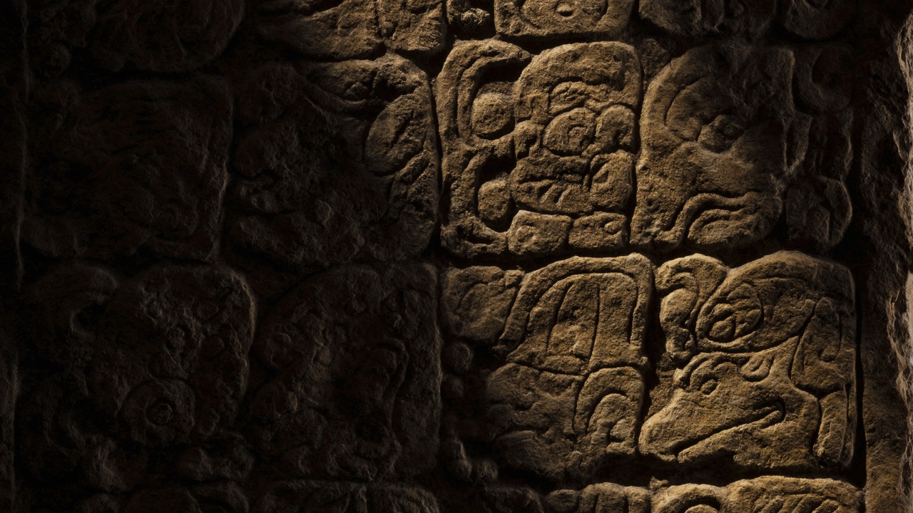 Relief en grès bien conservé portant une inscription de 28 glyphes, attribué à la culture Maya, Chiapas, Mexique, daté de la fin de la période classique, 750 - 850 après J.-C.